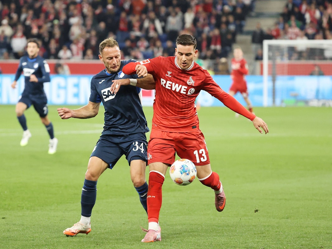 Said El Mala im Zweikampf mit Vladimir Coufal.