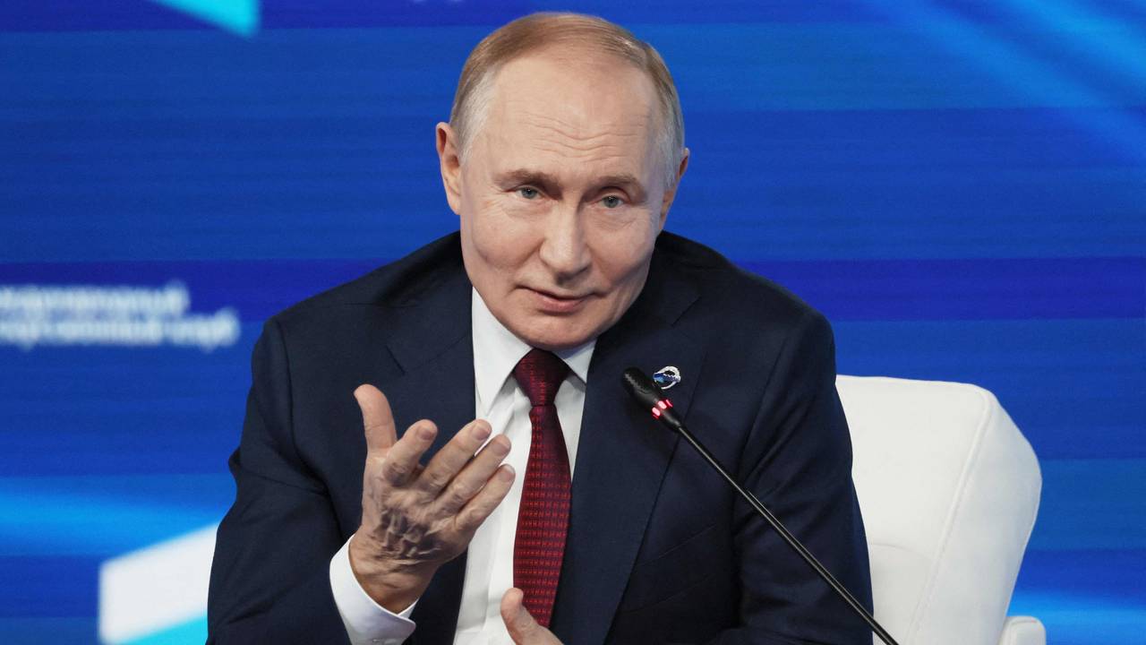 Auf diesem von der russischen staatlichen Agentur Sputnik verbreiteten Foto nimmt der russische Präsident Wladimir Putin am 2. Oktober 2025 am politischen Waldai-Forum in Sotschi am Schwarzen Meer teil.