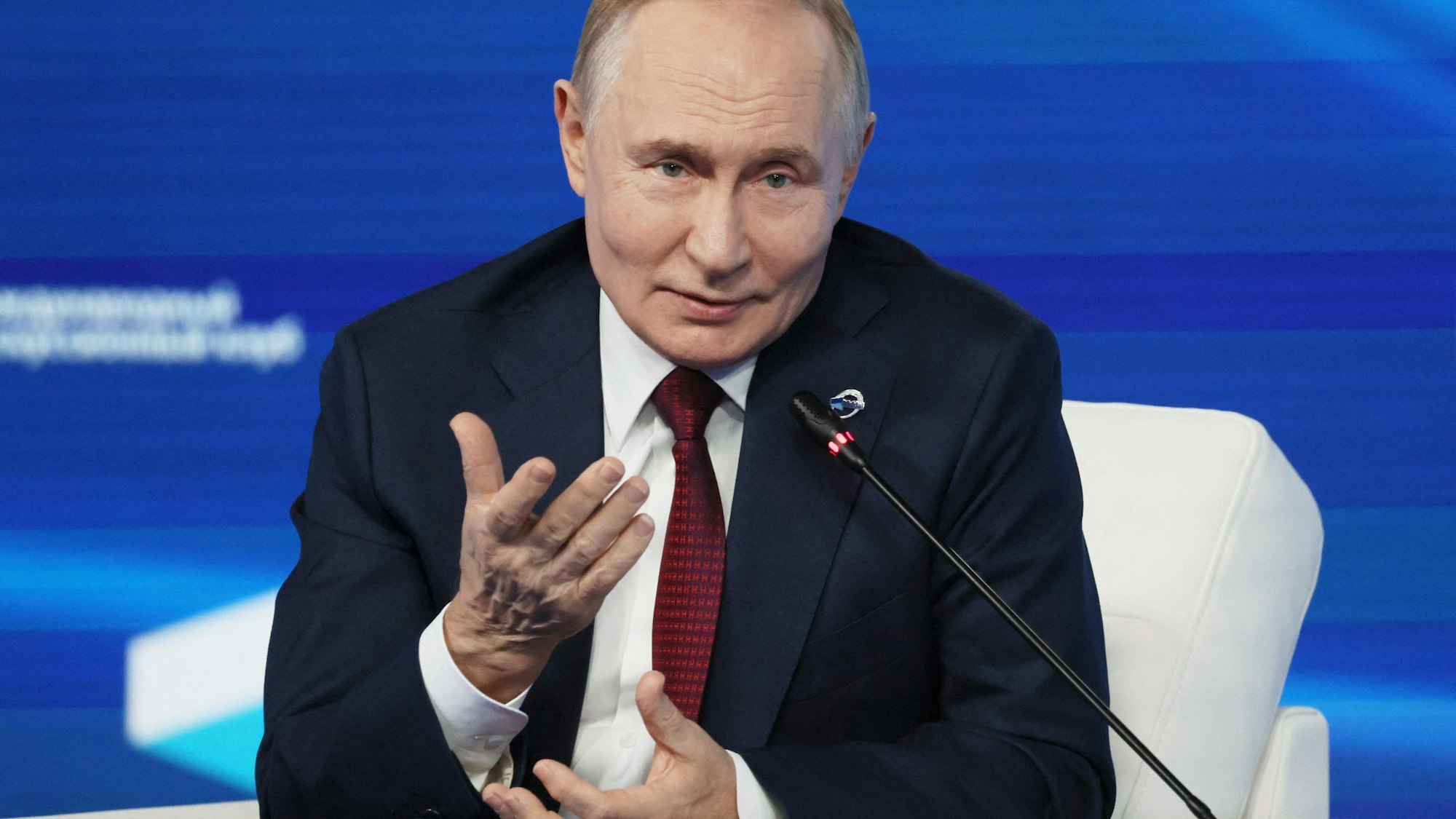 Auf diesem von der russischen staatlichen Agentur Sputnik verbreiteten Foto nimmt der russische Präsident Wladimir Putin am 2. Oktober 2025 am politischen Waldai-Forum in Sotschi am Schwarzen Meer teil.