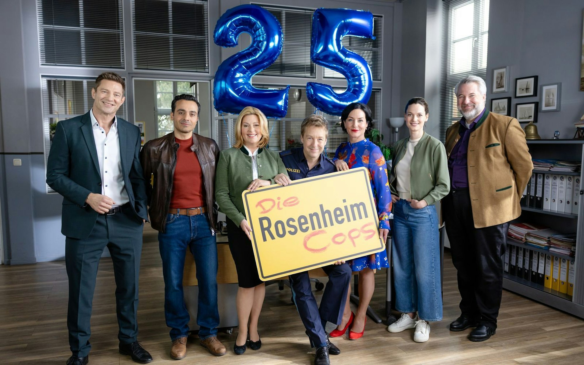 Die Kommissare Sven Hansen (Igor Jeftić) und Kilian Kaya (Baran Hêvî), Stadträtin Marie Hofer (Karin Thaler), Hauptmeister Michi Mohr (Max Müller), Sekretärin Miriam Stockl (Marisa Burger), Kommissarin Julia Beck (Michaela Weingartner) und Kommissar Anton Stadler (Dieter Fischer, von links) sind in der Jubiläumsstaffel mit dabei. (Bild: ZDF/Markus Sapper)