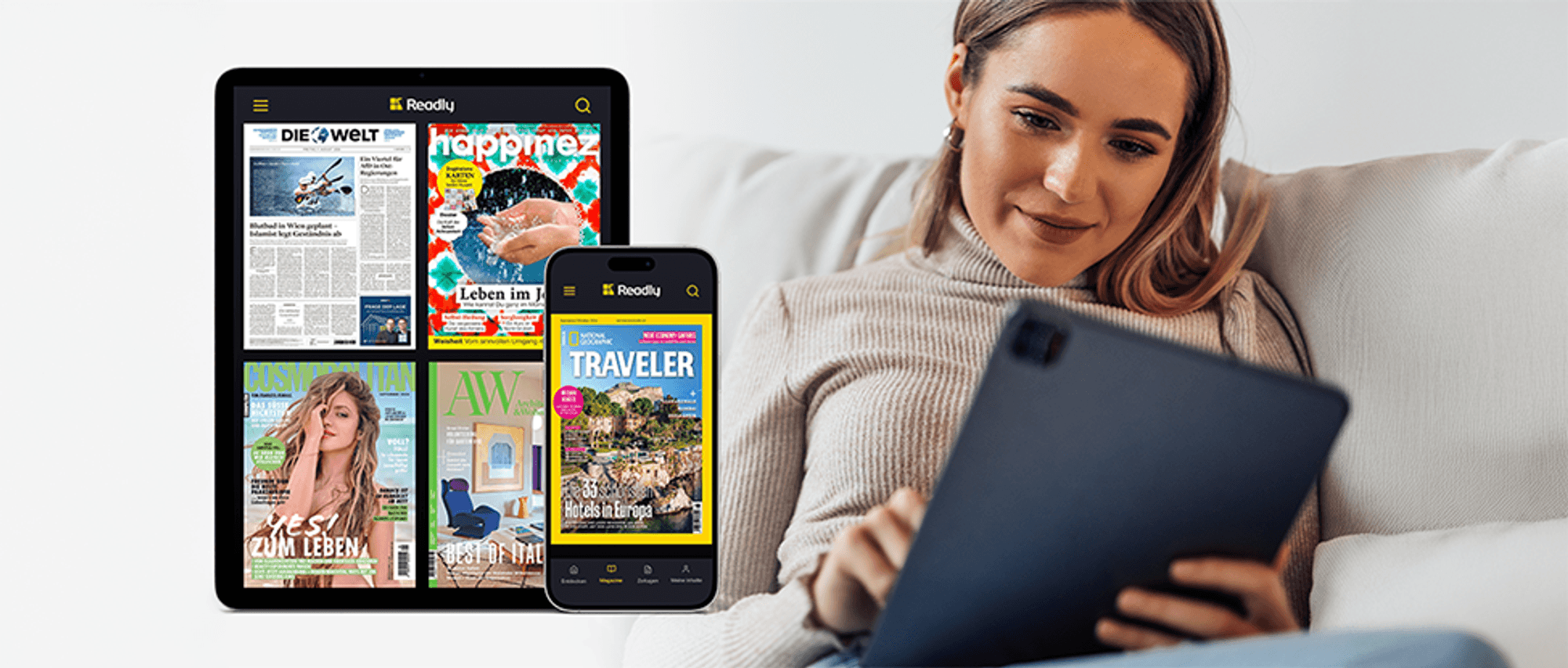 Frau liest auf Tablet auf der Couch, daneben mehrere Magazine und Zeitschriften auf einem Tablet und Smartphone Display.