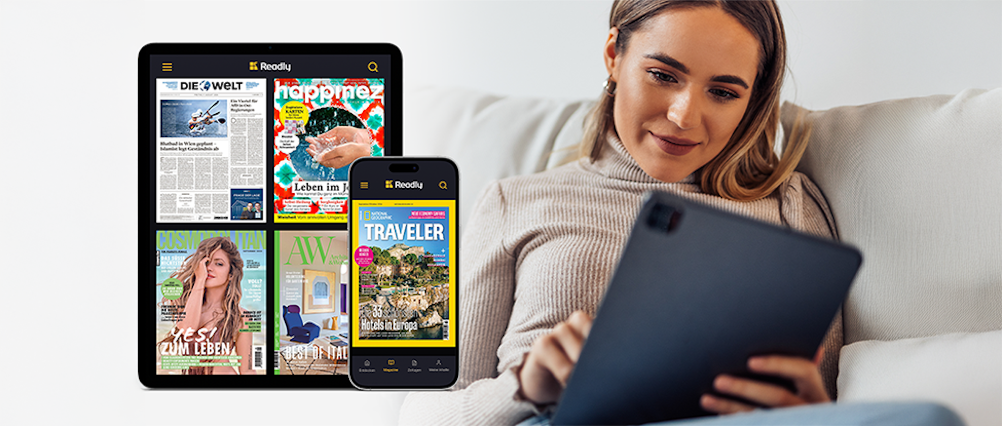Frau liest auf Tablet auf der Couch, daneben mehrere Magazine und Zeitschriften auf einem Tablet und Smartphone Display.