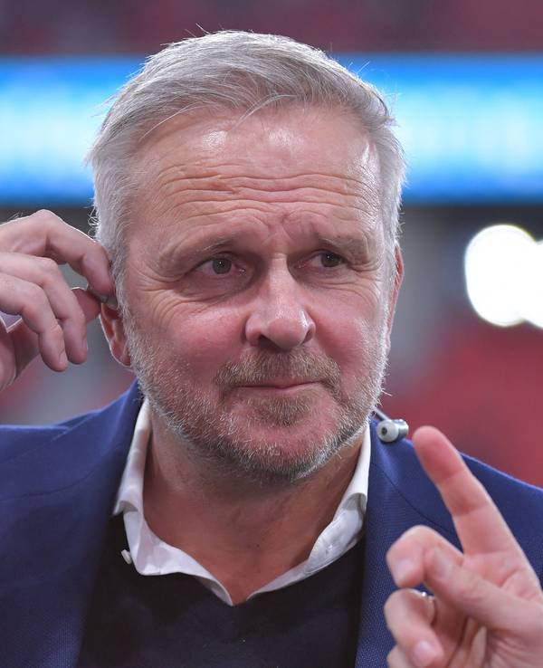 Dietmar Hamann richtet sich als Experte die In-Ear-Kopfhörer.