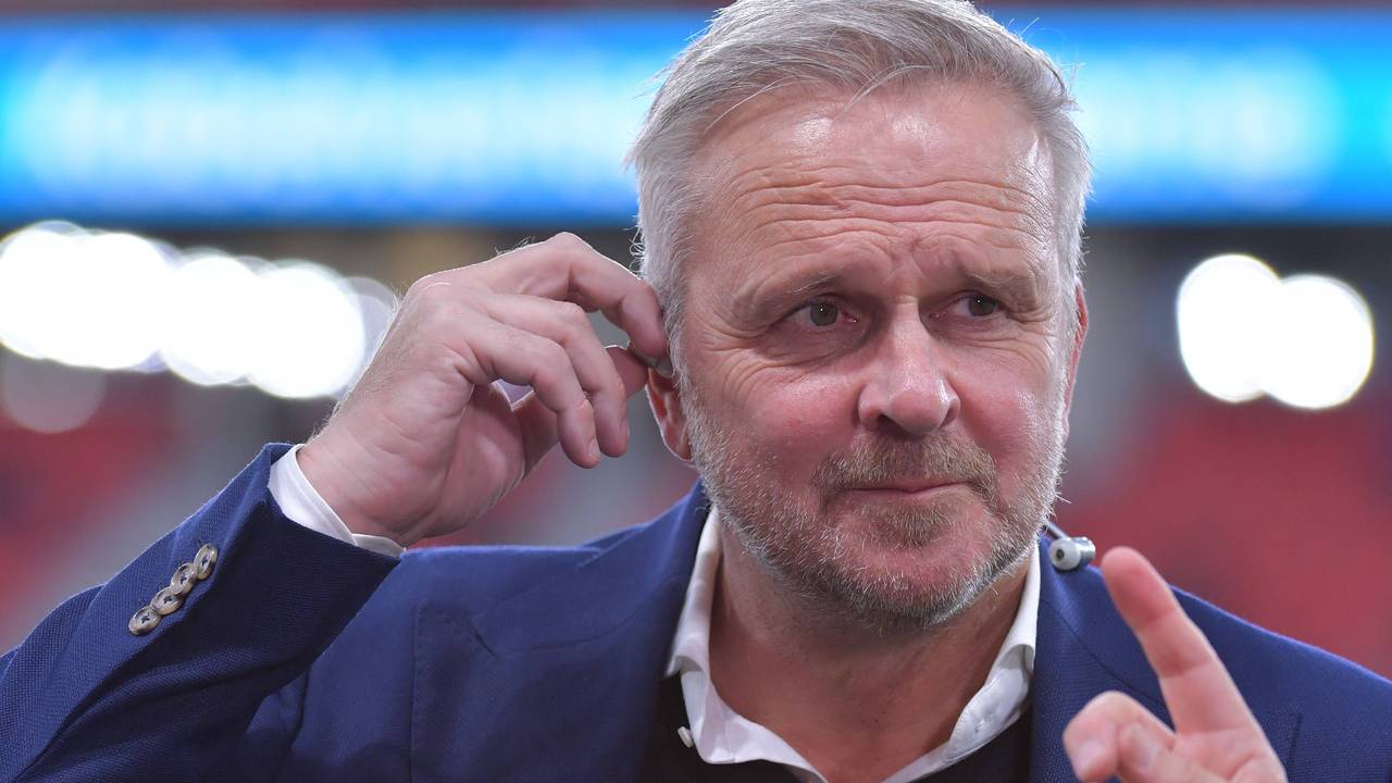 Dietmar Hamann richtet sich als Experte die In-Ear-Kopfhörer.