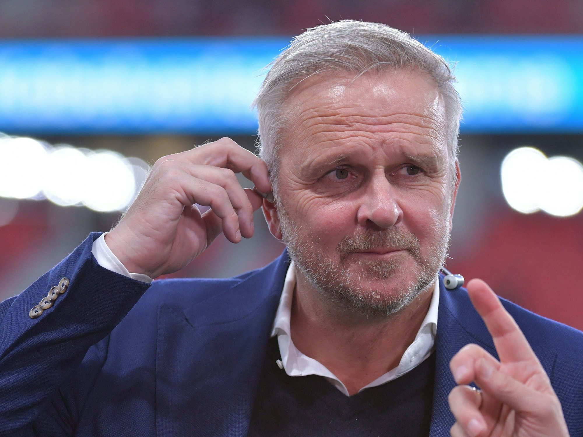 Dietmar Hamann richtet sich als Experte die In-Ear-Kopfhörer.