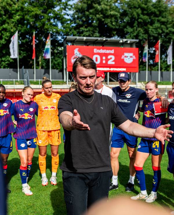 Leipzigs Mannschaft im Kreis um Cheftrainer Jonas Stephan nach dem Spiel in Köln.