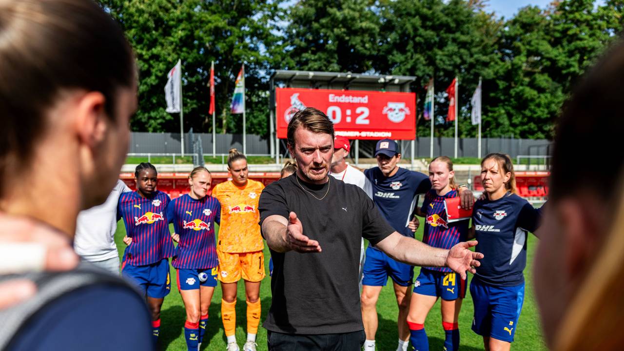 Leipzigs Mannschaft im Kreis um Cheftrainer Jonas Stephan nach dem Spiel in Köln.