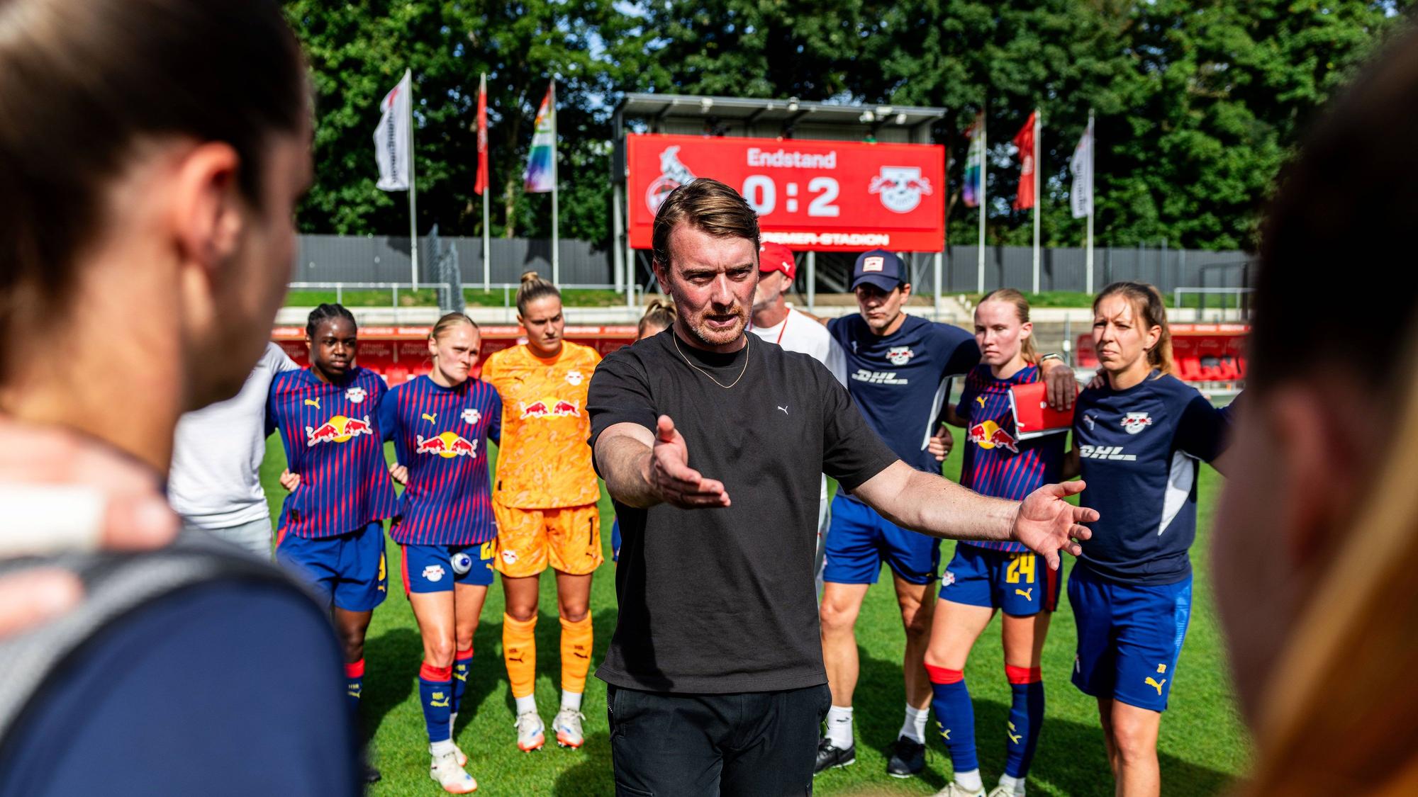 Leipzigs Mannschaft im Kreis um Cheftrainer Jonas Stephan nach dem Spiel in Köln.