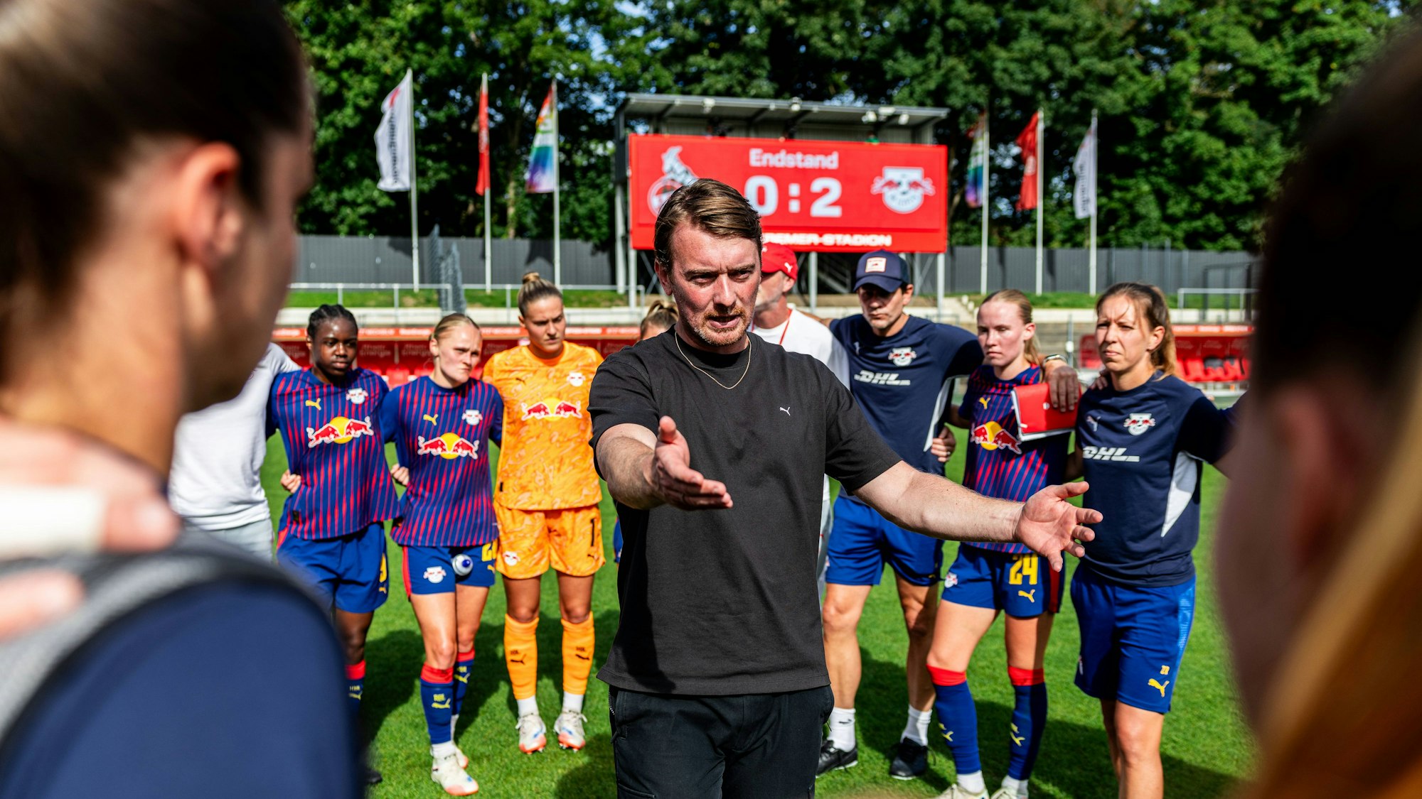 Leipzigs Mannschaft im Kreis um Cheftrainer Jonas Stephan nach dem Spiel in Köln.