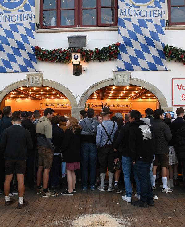 „Vorübergehend geschlossen“ steht am Eingang des Hofbräuzelt, vor dem zahlreiche Menschen stehen.