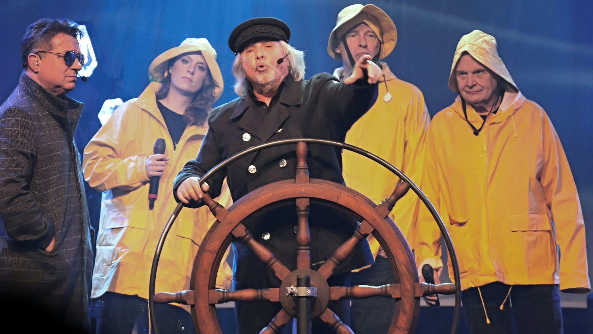 Tommy Engel steht mit Linus auf der Bühne.