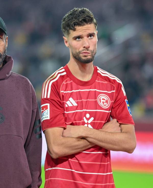 Daniel Thioune und Anouar El Azzouzi stehen enttäuscht vor den Fans.