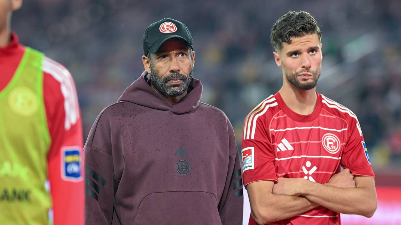 Daniel Thioune und Anouar El Azzouzi stehen enttäuscht vor den Fans.