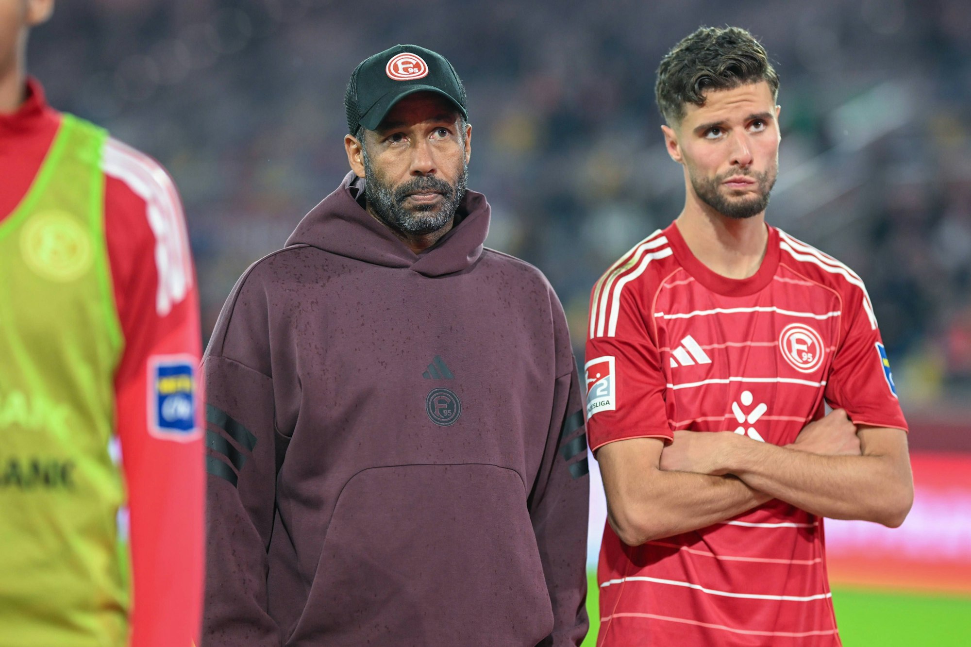 Daniel Thioune und Anouar El Azzouzi stehen enttäuscht vor den Fans.