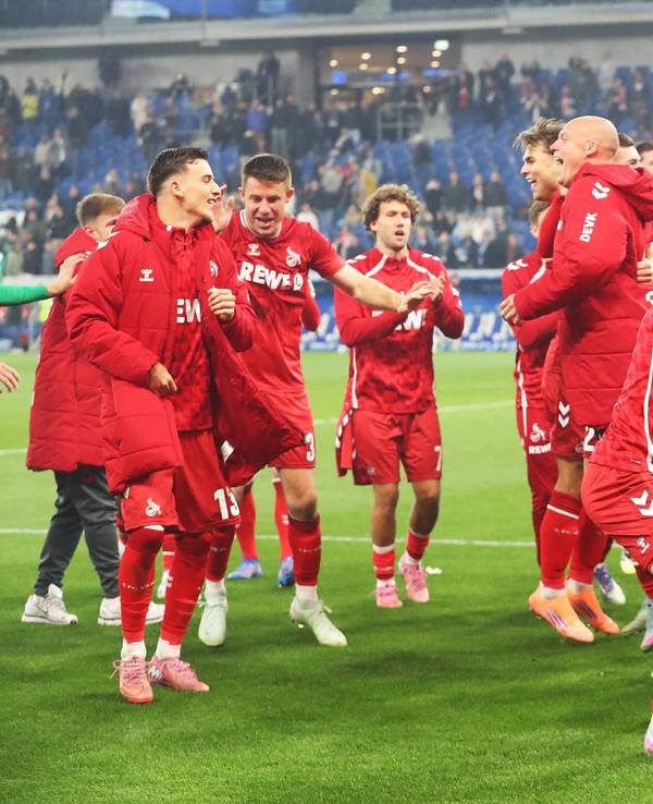 Die FC-Profis hüpfen jubelnd vor der Fankurve.