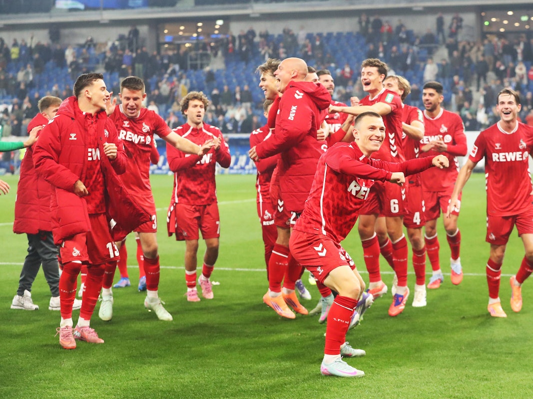 Die FC-Profis hüpfen jubelnd vor der Fankurve.