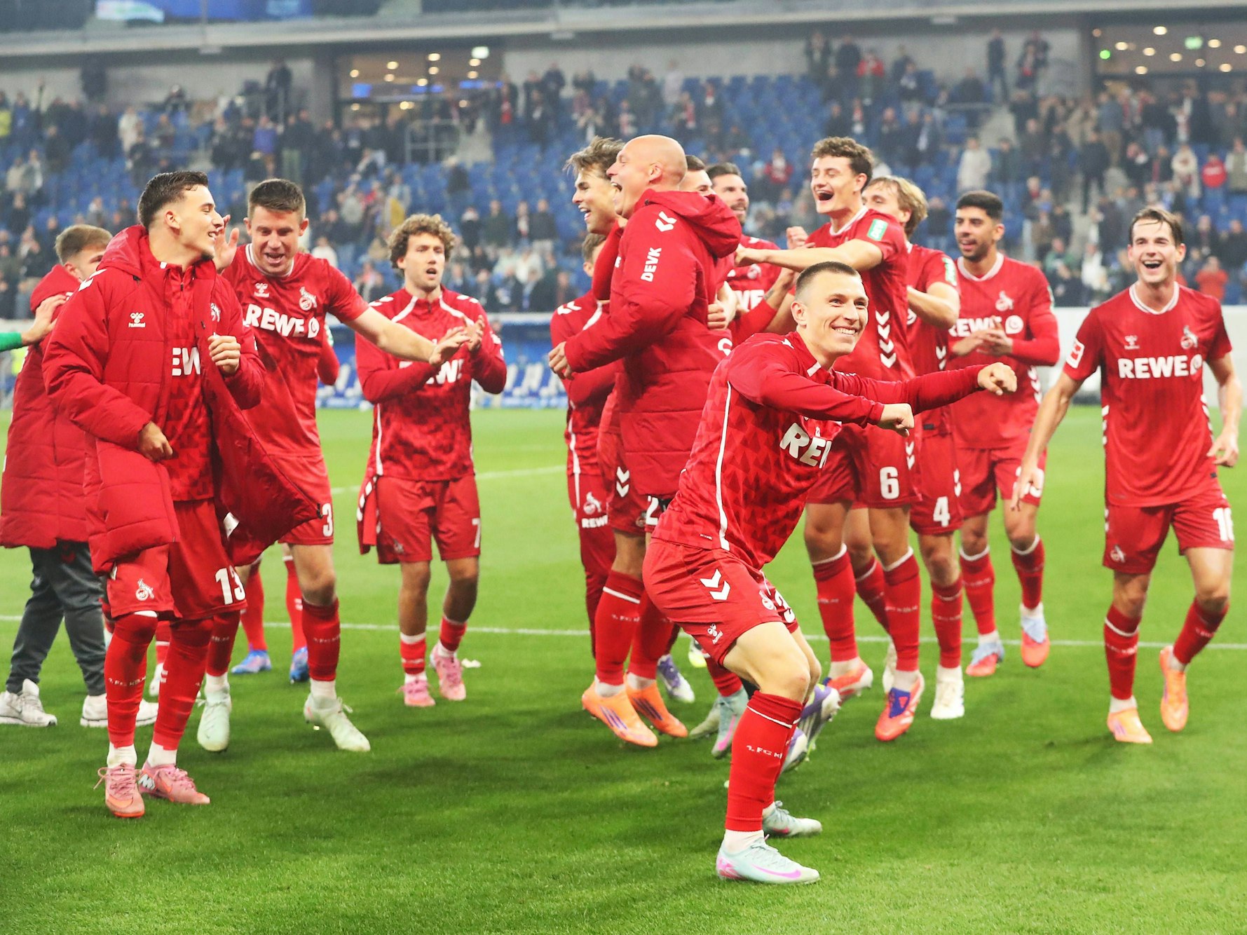 Der 1. FC Köln feiert seinen Sieg in Hoffenheim.