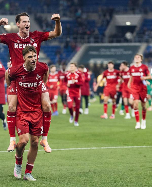 Jubel nach dem 1:0-Sieg des 1. FC Köln in Hoffenheim am 3. Oktober 2025: Jakub Kaminski wird von Joel Schmied getragen.