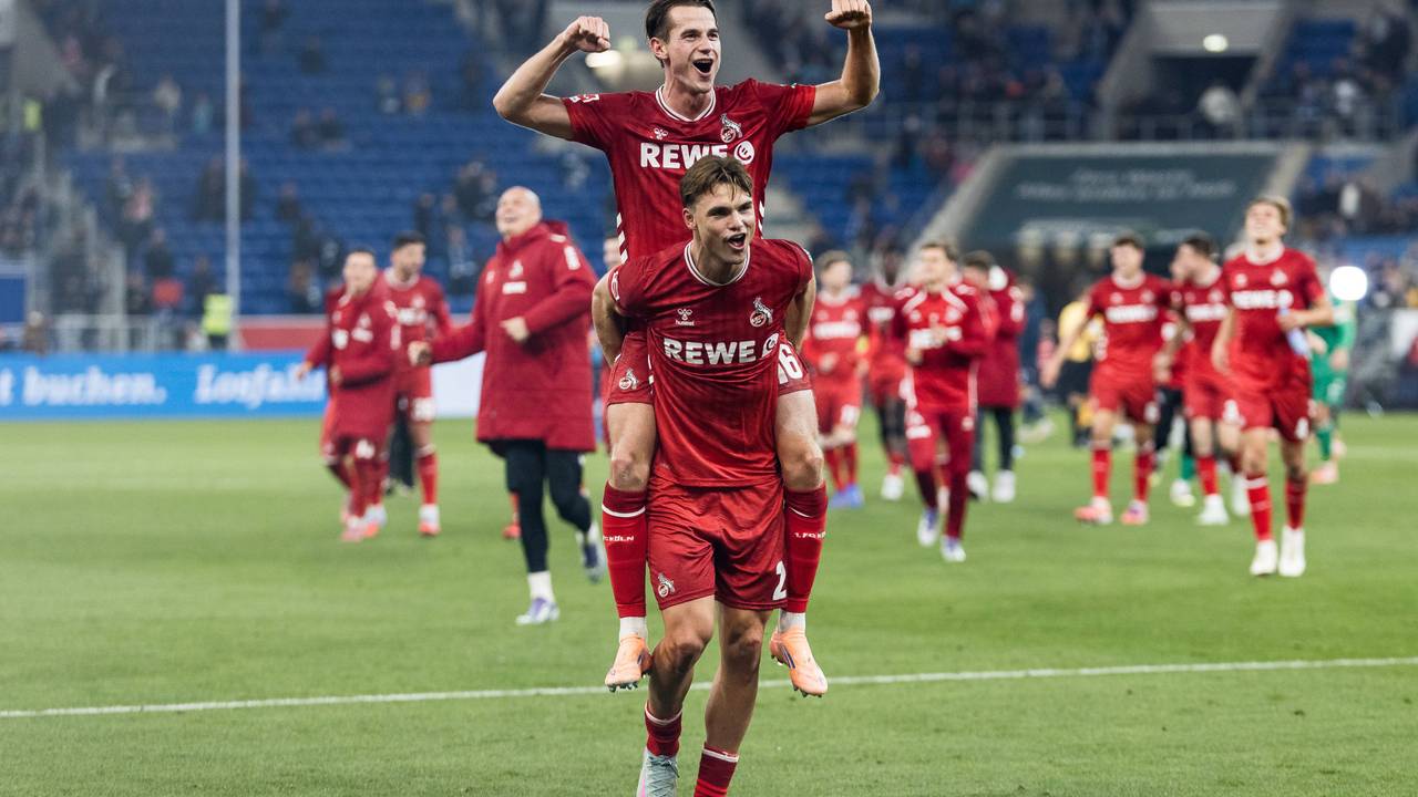 Jubel nach dem 1:0-Sieg des 1. FC Köln in Hoffenheim am 3. Oktober 2025: Jakub Kaminski wird von Joel Schmied getragen.