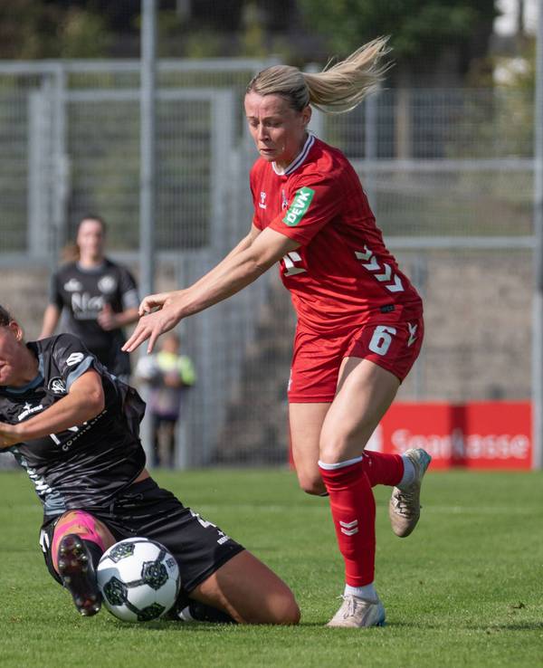 Sandra Maria Jessen (1. FC Köln) am 28. September 2025 im DFB-Pokal gegen Isa Warps (VfR Warbeyen).