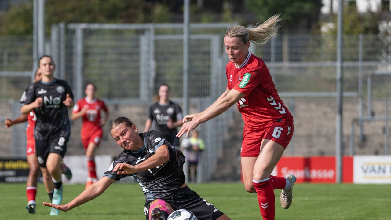 Sandra Maria Jessen (1. FC Köln) am 28. September 2025 im DFB-Pokal gegen Isa Warps (VfR Warbeyen).