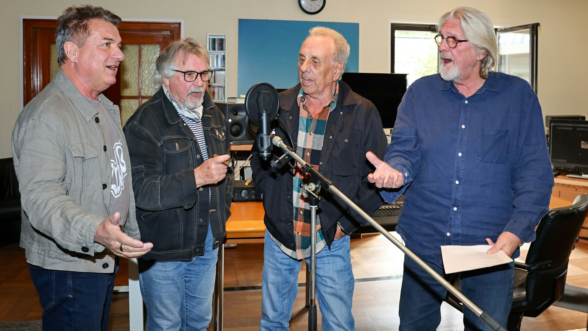 Linus, Tommy Engel, Erry Stoklosa und Jürgen Fritz üben im Studio.