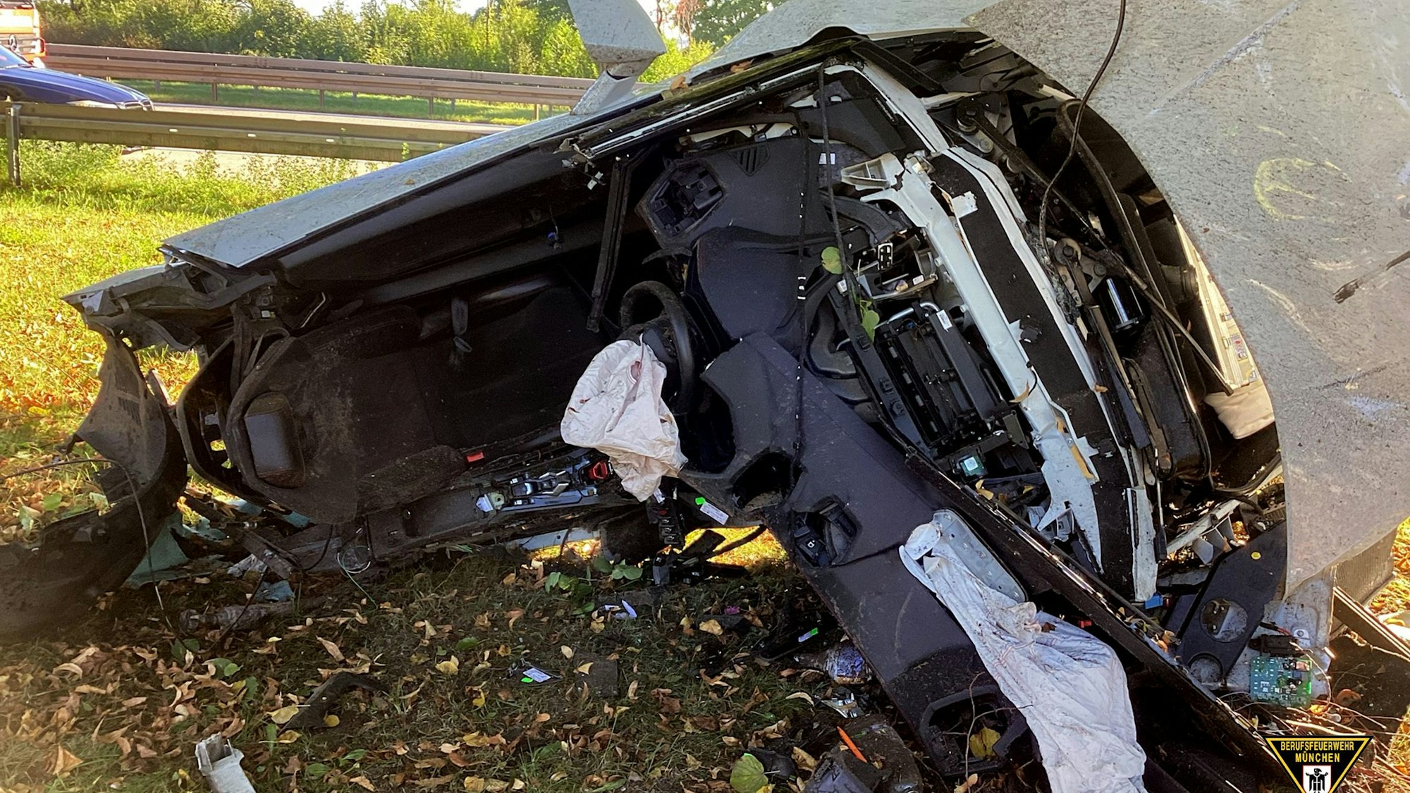 Ein Teil des zerfetzten Lamborghini nach dem Unfall auf der A94.