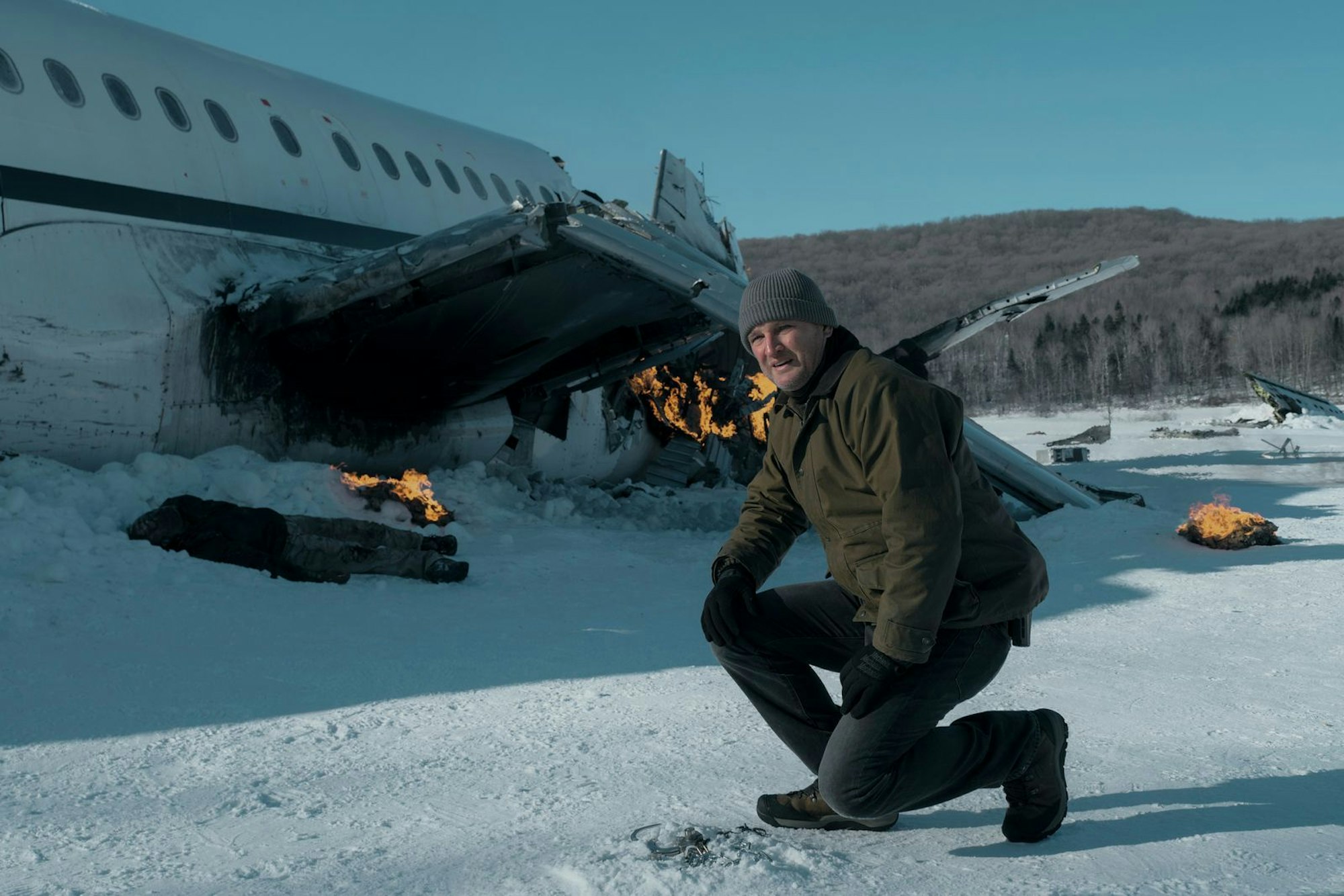 In den kargen Weiten Alaskas ist U.S. Marshall Frank Remnick (Jason Clarke) weitgehend auf sich alleine gestellt. Doch als ein Flugzeug mit Gefangenen an Bord einen Unfall hat, entkommen die gefährlichen Kriminellen. (Bild: Apple )