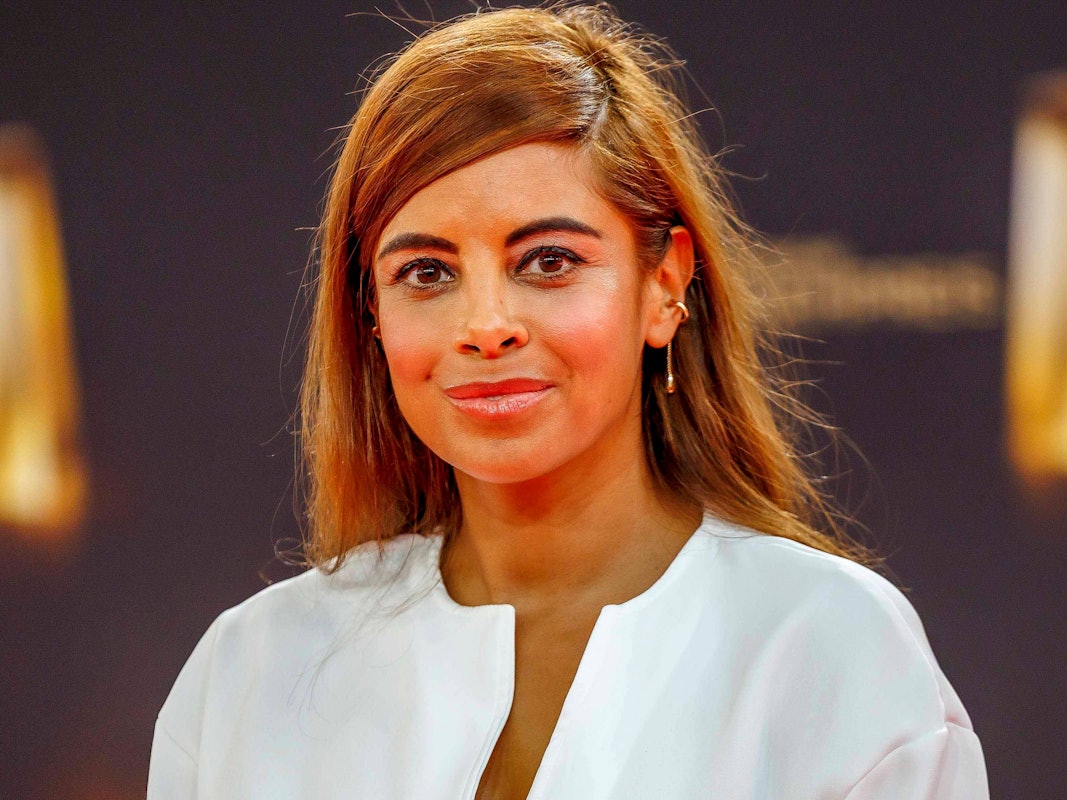 Collien Fernandes alleine zu Gast auf dem roten Teppich des Deutschen Fernsehpreises 2025 in Köln.