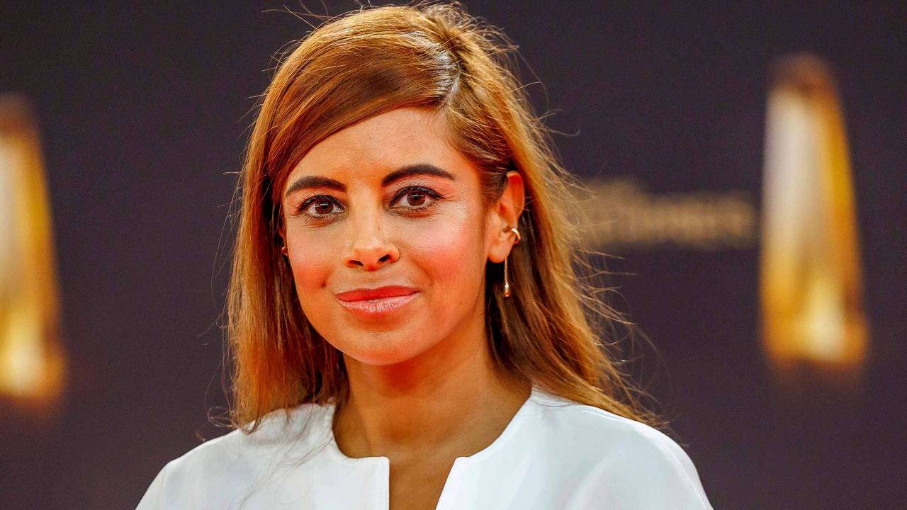 Collien Fernandes alleine zu Gast auf dem roten Teppich des Deutschen Fernsehpreises 2025 in Köln.