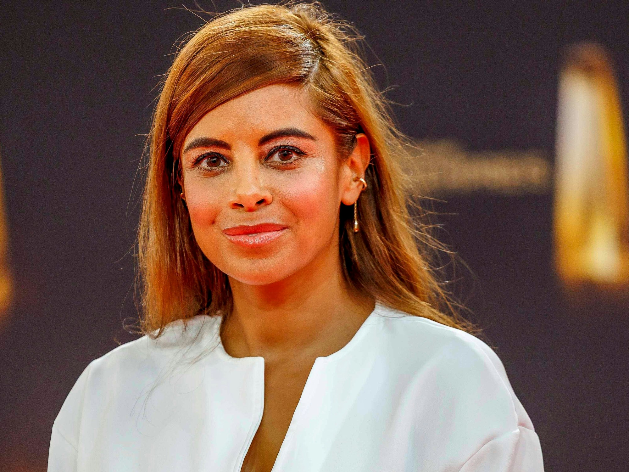 Collien Fernandes alleine zu Gast auf dem roten Teppich des Deutschen Fernsehpreises 2025 in Köln.