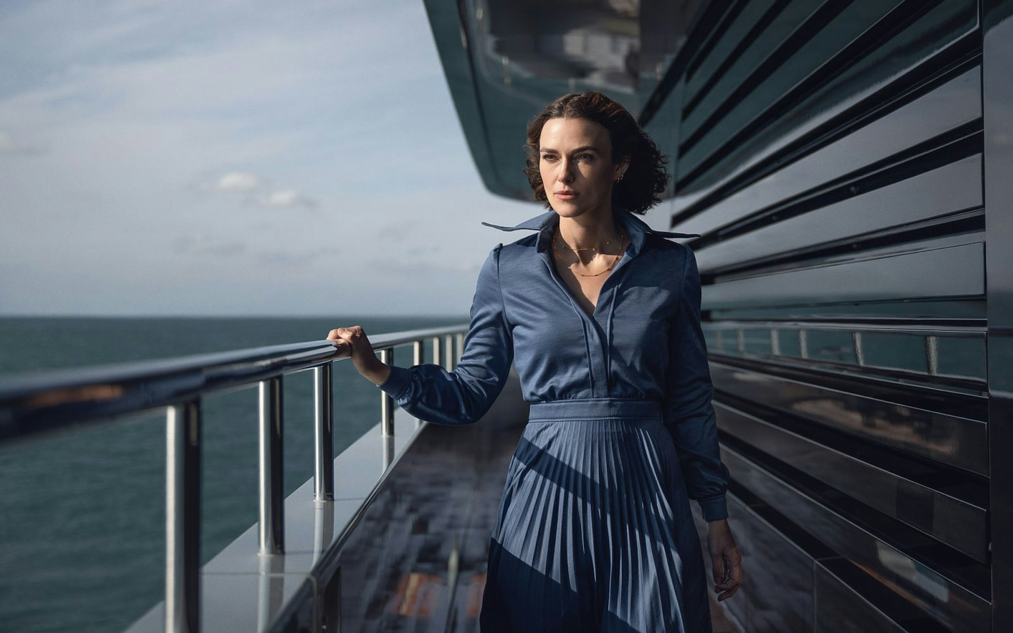 Ein Mord an Bord eines luxuriösen Kreuzfahrtschiffes - und keinen interessiert's? Reisejournalistin Laura (Keira Knightley) findet mit ihrer Beobachtung kein Gehör, weil kein Passagier zu fehlen scheint. (Bild: Netflix / Parisa Taghizadeh)