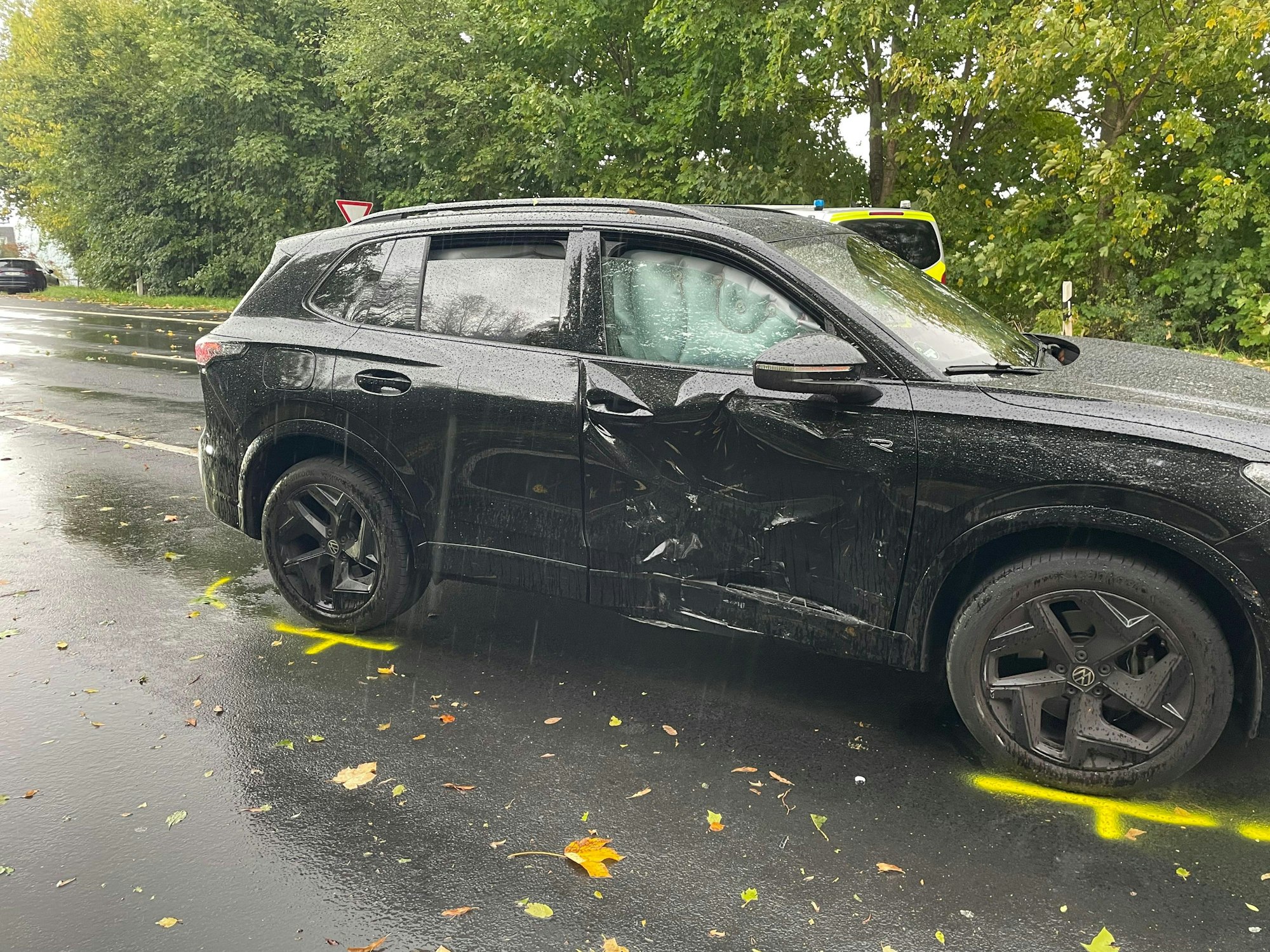 Symbolbild Autounfall: Stark beschädigter Range Rover und Polizistin am Unfallort