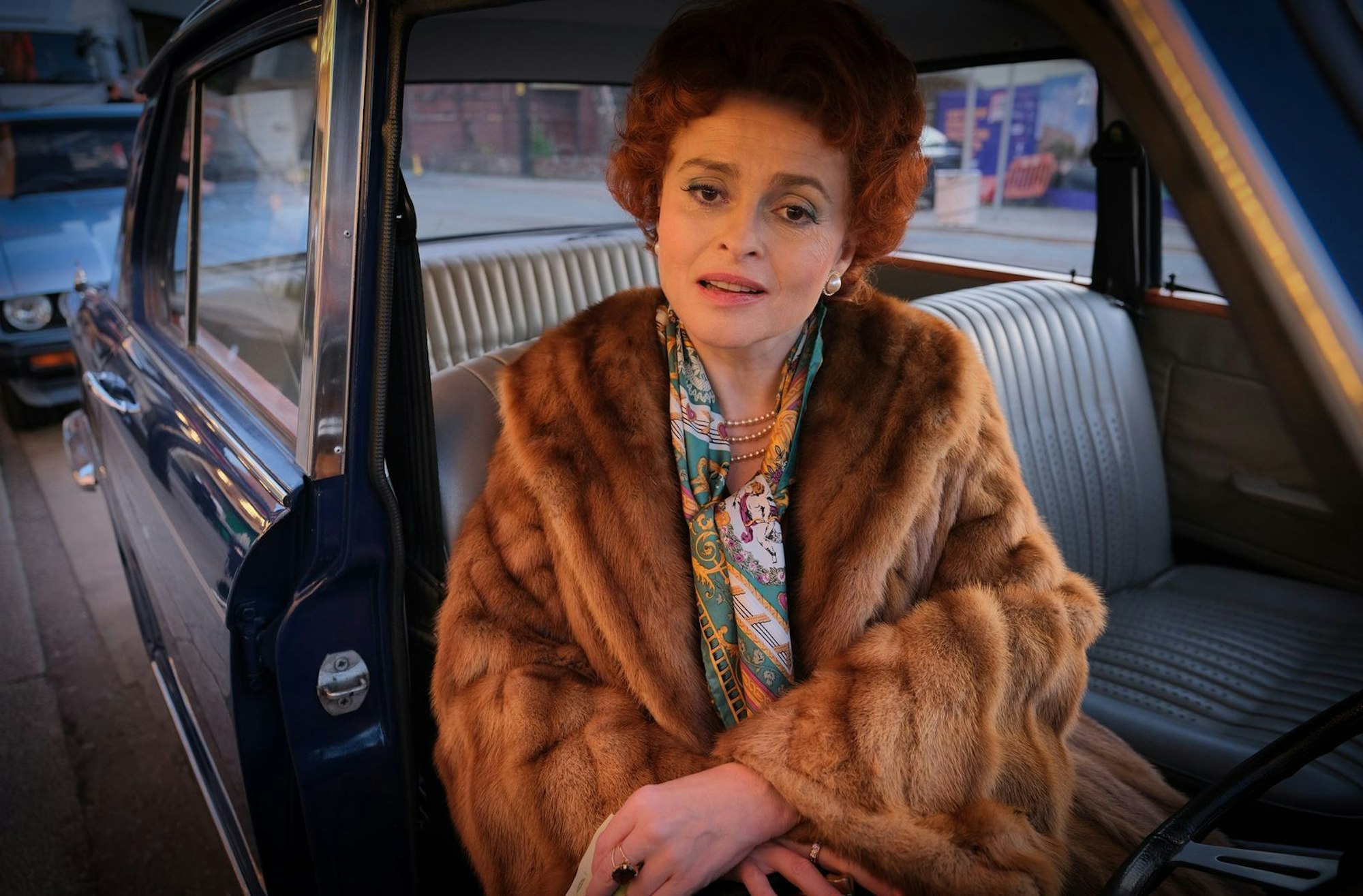 Star, Diva und Ikone der Frauen- wie auch der Schwulenbewegung Großbritanniens: Noele „Nolly“ Gordon in der Biopic-Serie „Nolly“. Helena Bonham Carter spielt die Titelfigur. (Bild: WDR/ITV Studios Limited 2022)