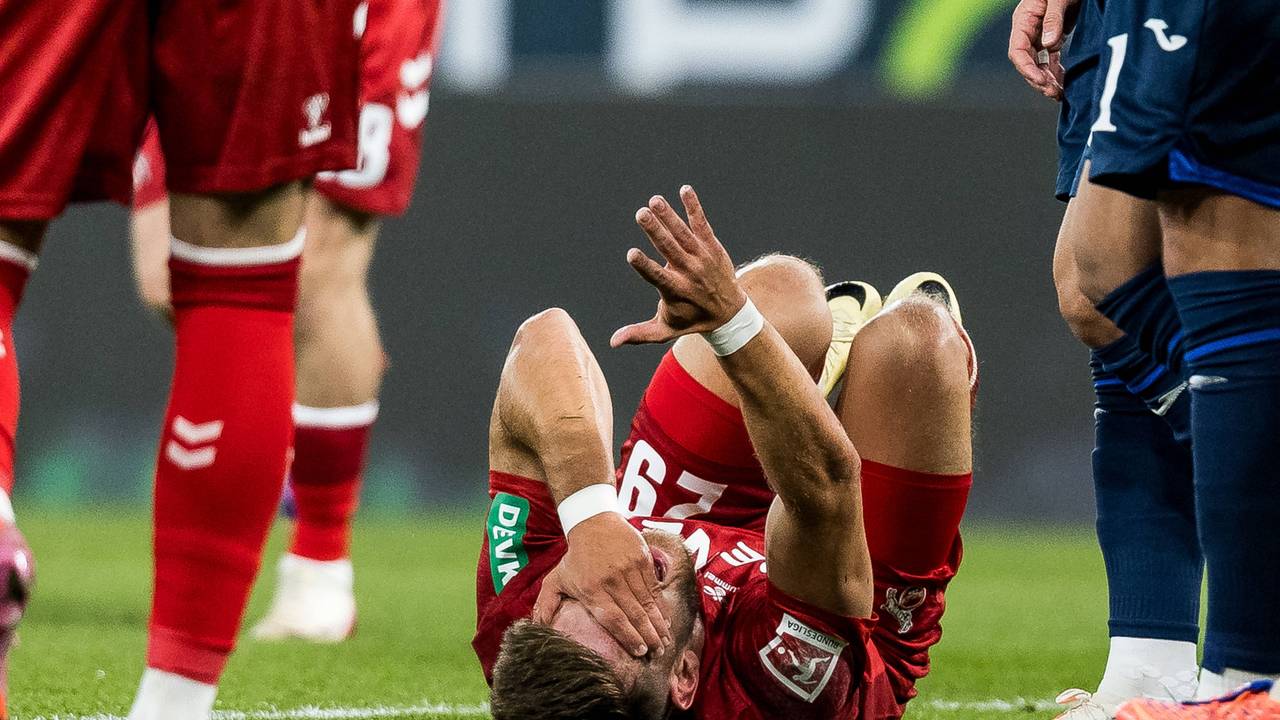 Jan Thielmann (1. FC Köln) bleibt nach Foul auf dem Rasen liegen.