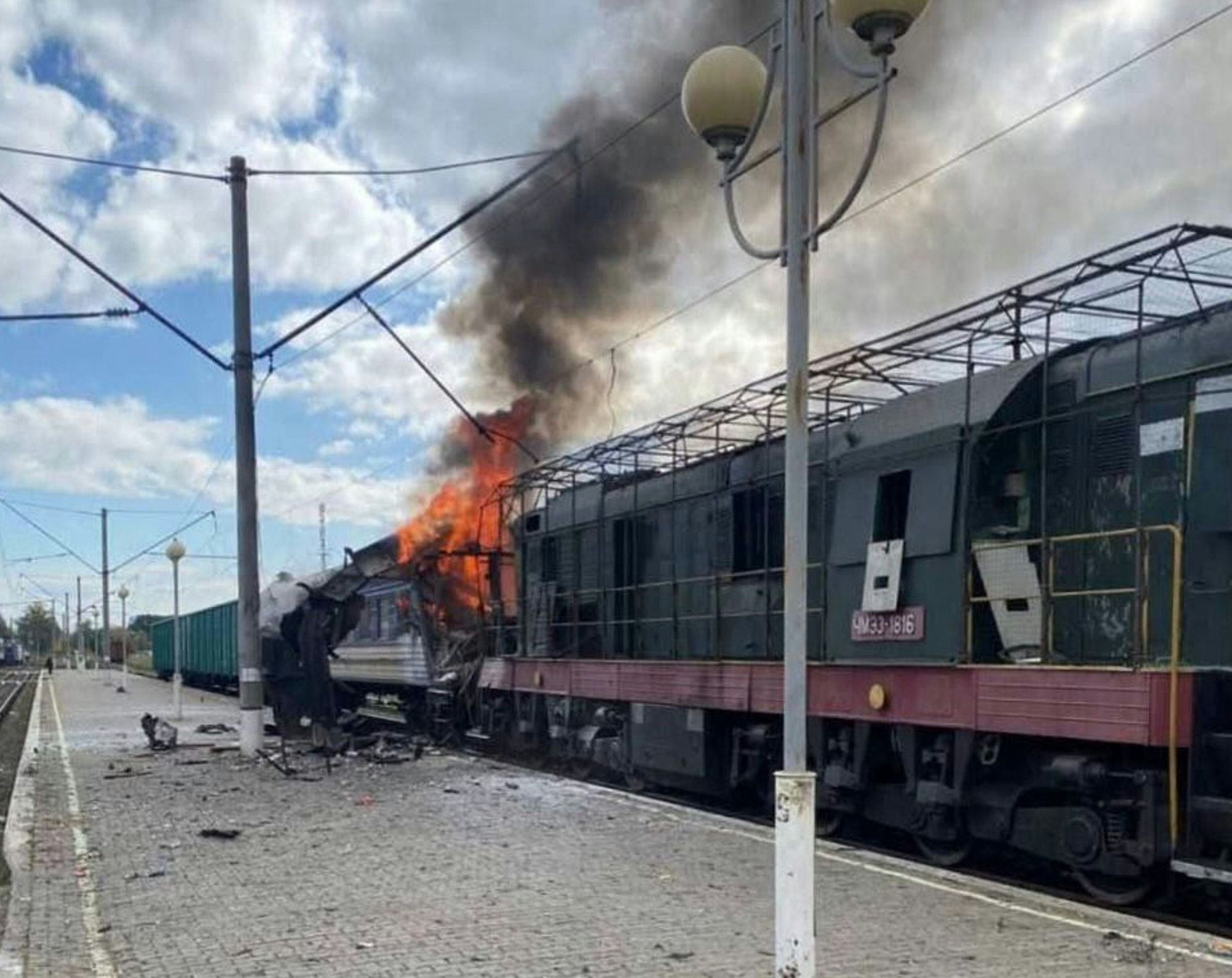 Auf diesem von der Pressestelle der ukrainischen Eisenbahn zur Verfügung gestellten Foto geht ein Personenzug nach einem russischen Drohnenangriff an einem Bahnhof in Schostka in der Region Sumy in Flammen auf.
