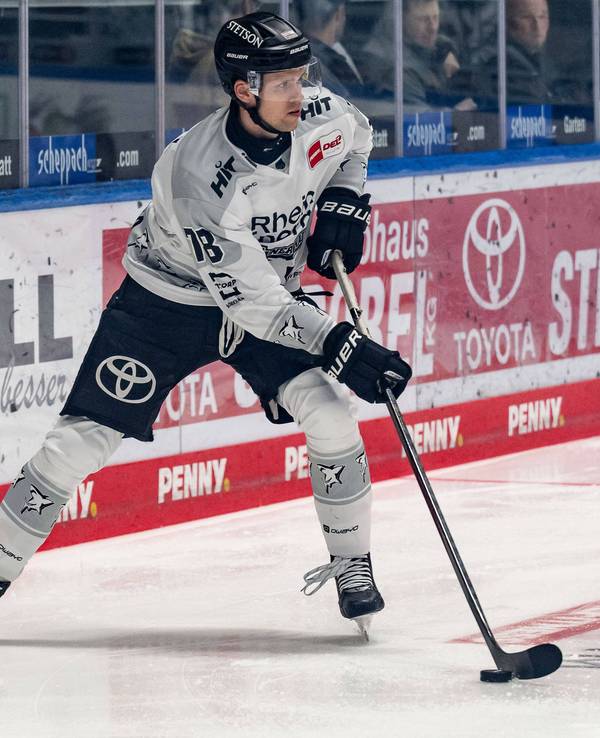 Dominik Bokk bei einem Spiel der Kölner Haie in Aktion.