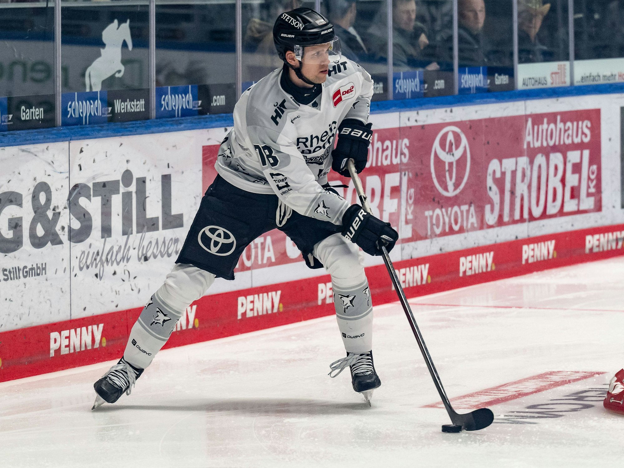 Dominik Bokk bei einem Spiel der Kölner Haie in Aktion.