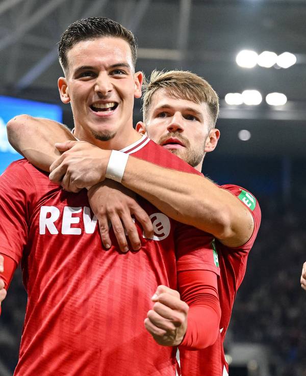 Said El Mala (1. FC Köln) bejubelt mit Jan Thielmann das 1:0 bei der TSG Hoffenheim am 3. Oktober 2025.