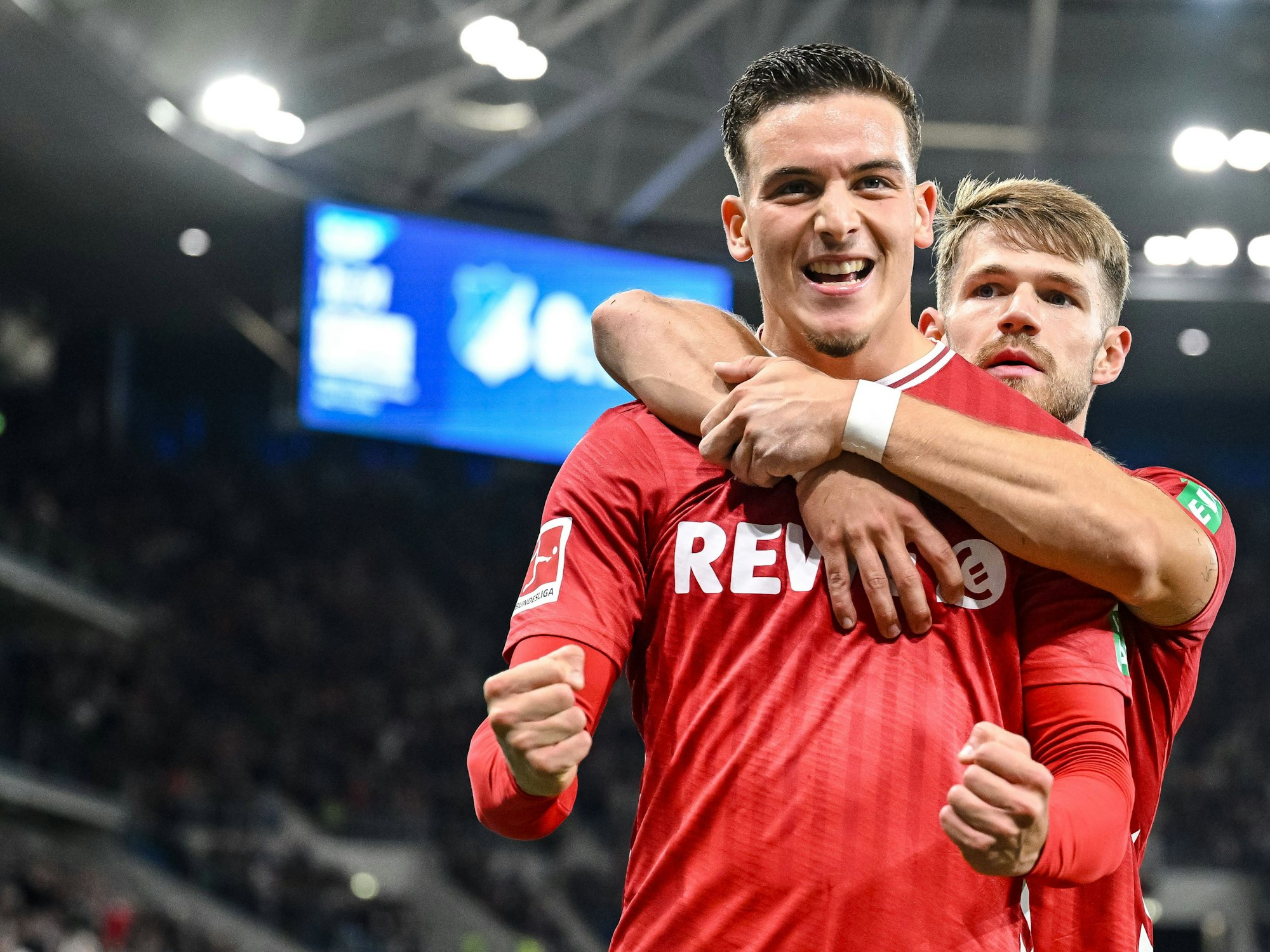 Said El Mala bejubelt seinen FC-Treffer in Hoffenheim. Jan Thielmann umarmt ihn von hinten.