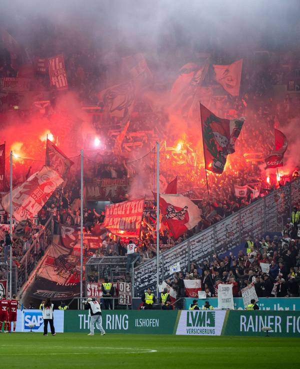 Fans und Spieler des 1. FC Köln feiern am 3. Oktober 2025 den 1:0-Sieg bei der TSG 1899 Hoffenheim.