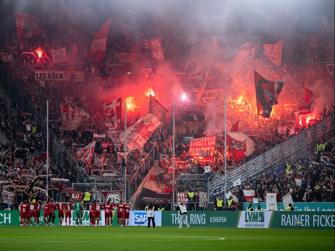 Fans und Spieler des 1. FC Köln feiern am 3. Oktober 2025 den 1:0-Sieg bei der TSG 1899 Hoffenheim.