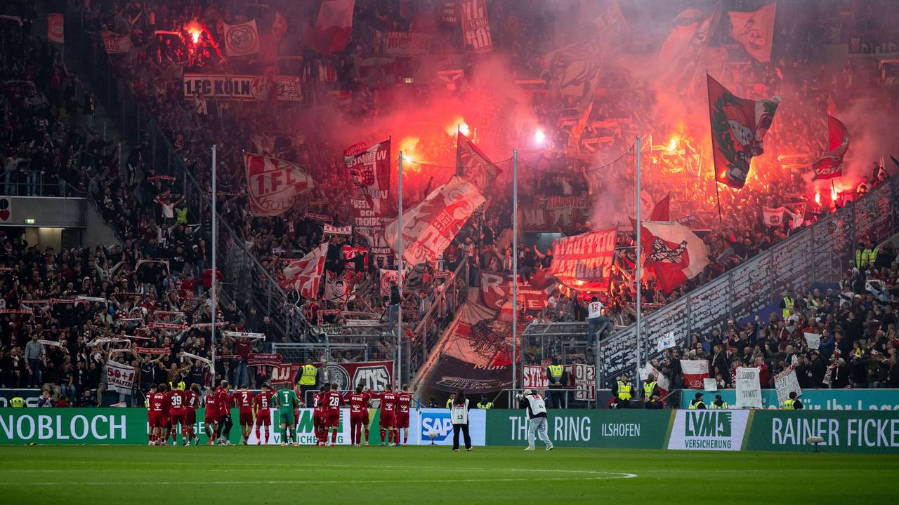 Fans und Spieler des 1. FC Köln feiern am 3. Oktober 2025 den 1:0-Sieg bei der TSG 1899 Hoffenheim.
