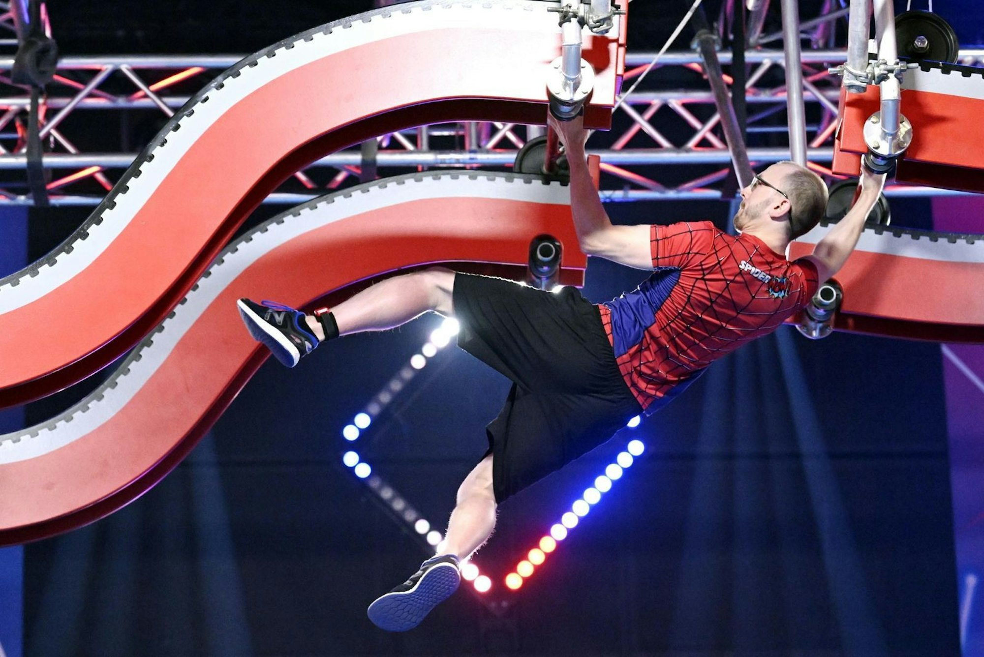 Nach 17 Sekunden war alles vorbei für Artur Schreiber (34), einen der angesehensten Ninjas Deutschland. In der dritten Vorrundenshow von „Ninja Warrior Germany“ erwischte es den Mitfavoriten am zweiten Hindernis. „Artur, du Lurch!“, stöhnte Moderator Frank Buschmann entsetzt. Aber das Aus des dreimaligen Finalisten blieb nicht der einzige Favoritensturz. (Bild: RTL/Markus Hertrich)