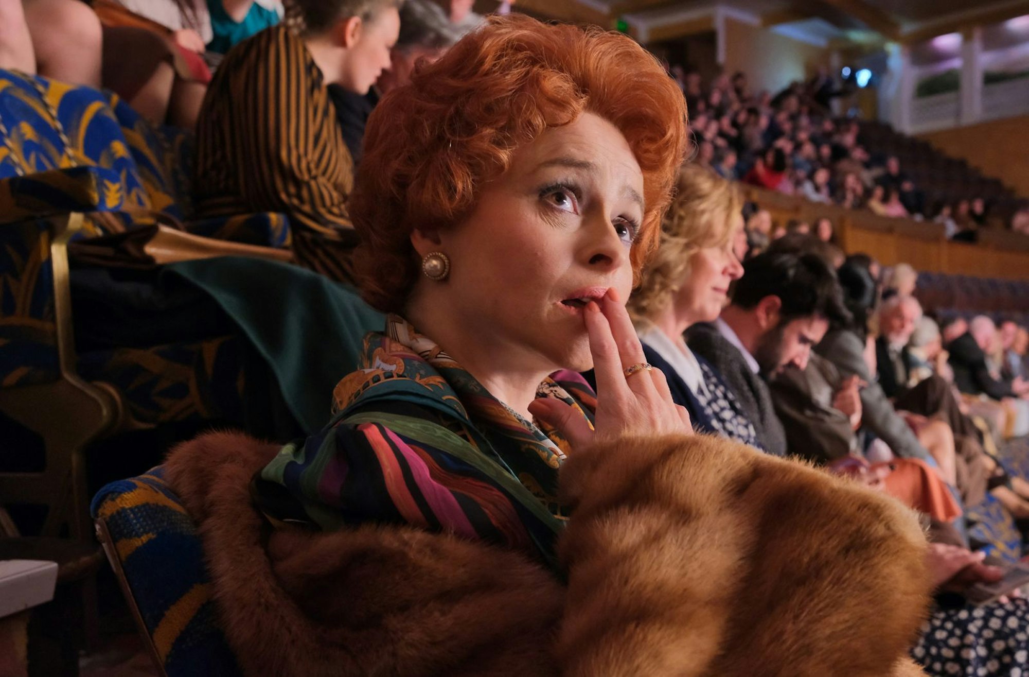 Noele „Nolly“ Gordon (Helena Bonham Carter) wurde ganz plötzlich aus ihrer Dauerserie entlassen. (Bild: WDR/ITV Studios Limited 2022)