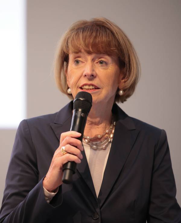 Henriette Reker spricht in ein Mikrofon.
