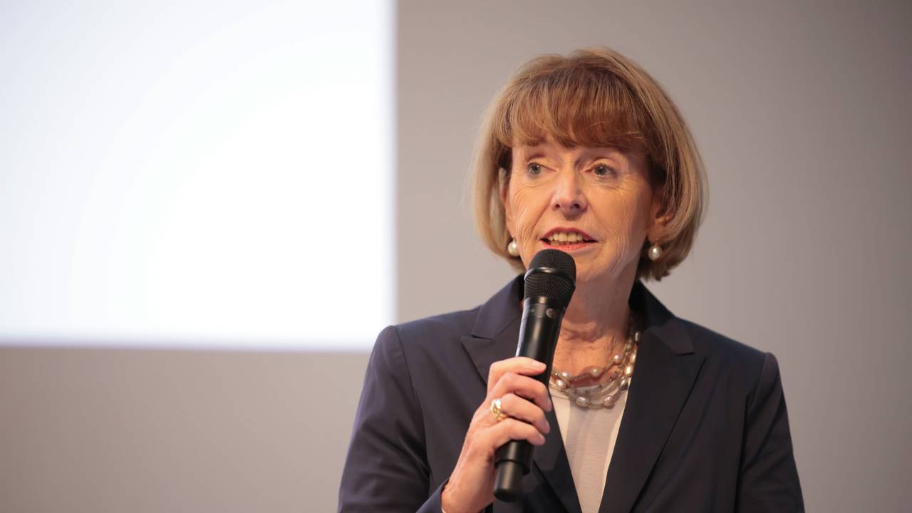 Henriette Reker spricht in ein Mikrofon.