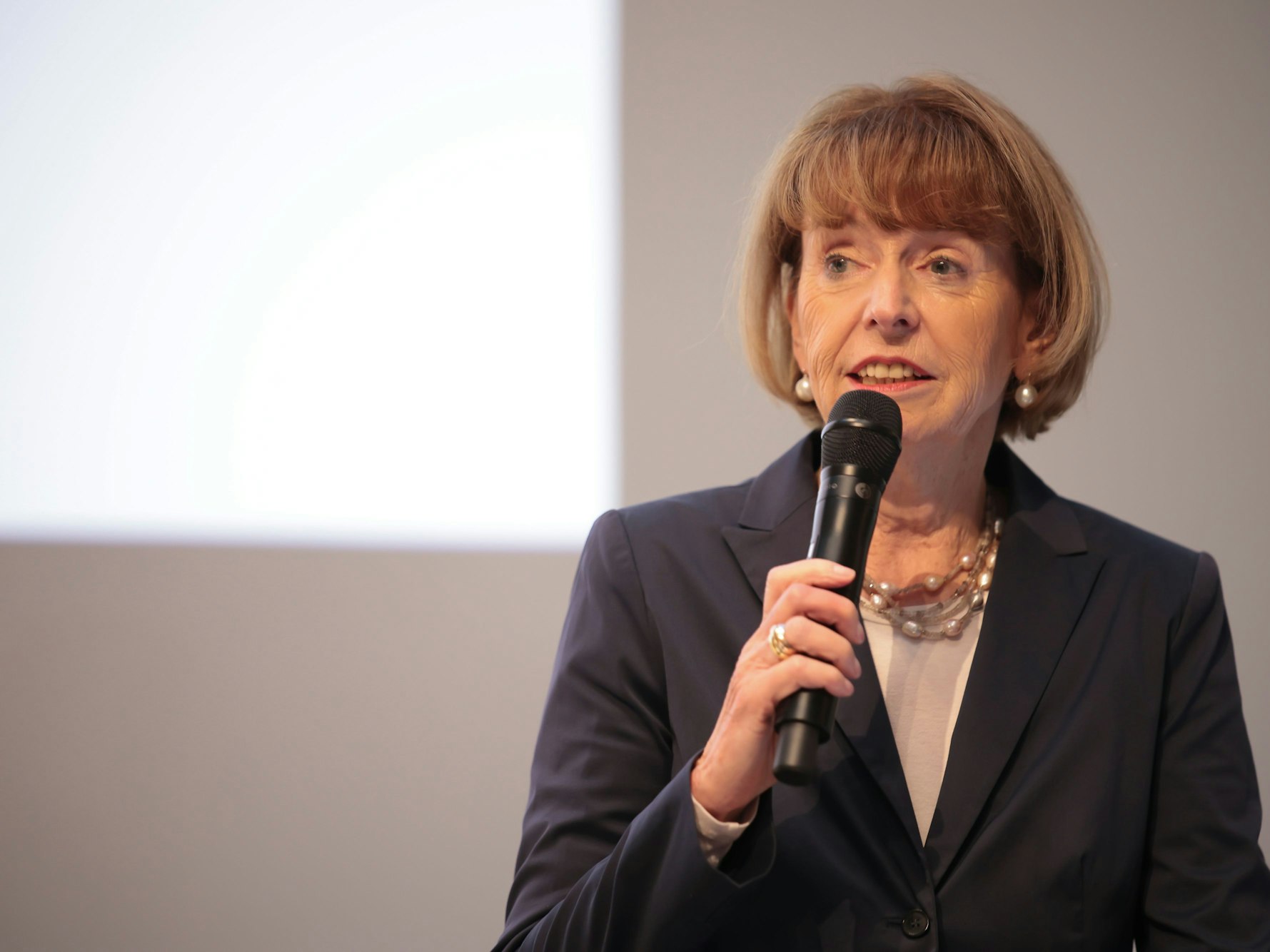 Henriette Reker spricht zu Gästen.