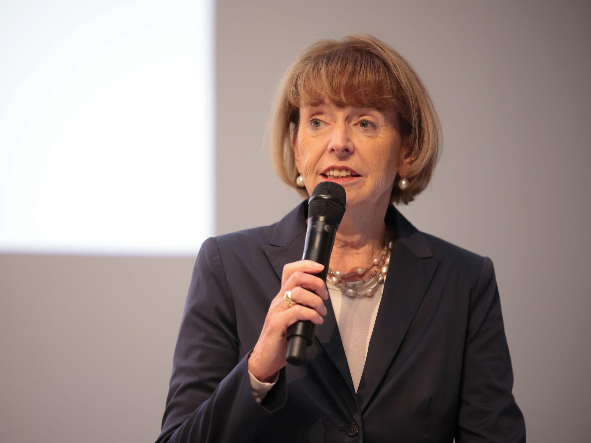 Henriette Reker spricht in ein Mikrofon.