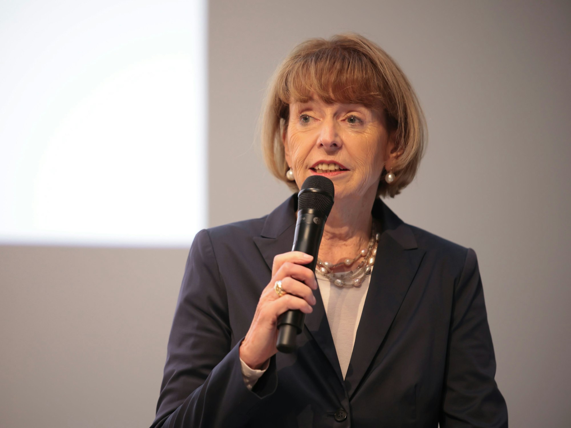 Henriette Reker spricht in ein Mikrofon.